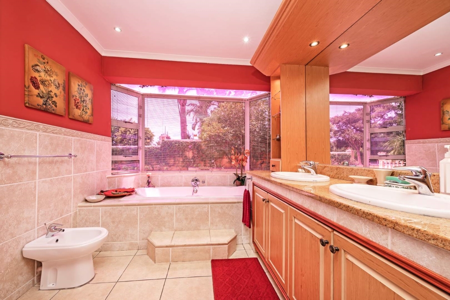 4 Bedroom Property for Sale in Plattekloof Western Cape